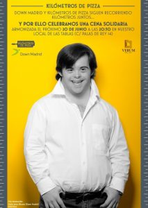 Un joven con síndrome de Down sobre fondo amarillo para la cena solidaria de Km de Pizza y Down Madrid 